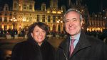 1759034-le-maire-de-paris-jean-tiberi-et-son-epouse-xaviere-posent-devant-l-hotel-de-ville-illumine-le-19-janvier-2000